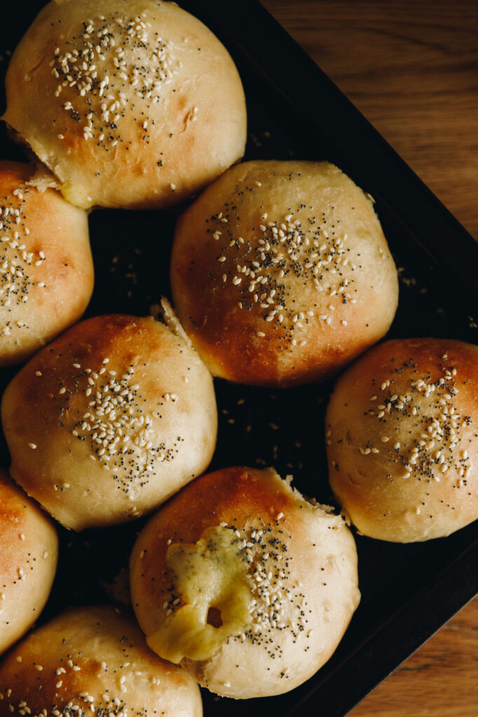 Cheesy Noknead Bread Buns
